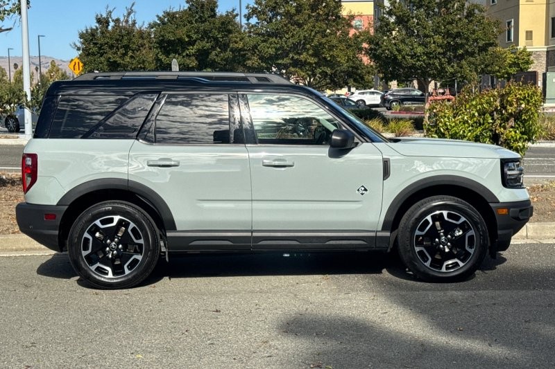Ford Bronco Sport Vehicle Full-screen Gallery Image 02
