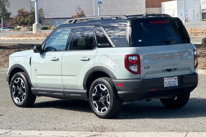 Ford Bronco Sport Vehicle Full-screen Gallery Image 05