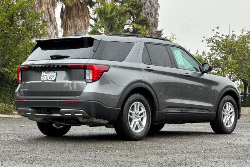 Ford Explorer Vehicle Full-screen Gallery Image 03