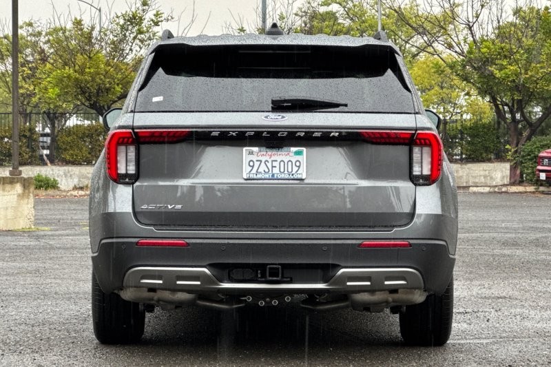 Ford Explorer Vehicle Full-screen Gallery Image 04