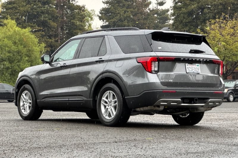 Ford Explorer Vehicle Full-screen Gallery Image 05