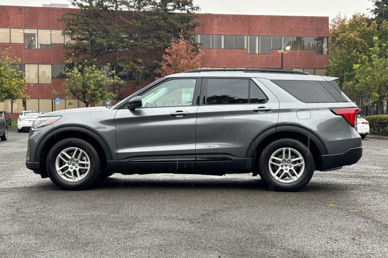 Ford Explorer Vehicle Full-screen Gallery Image 06