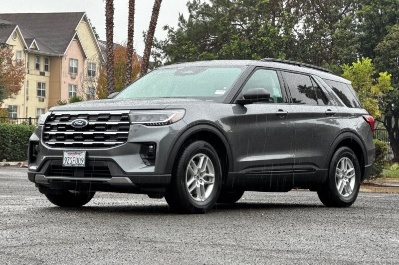 Ford Explorer Vehicle Full-screen Gallery Image 07