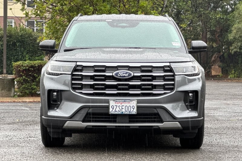 Ford Explorer Vehicle Full-screen Gallery Image 08
