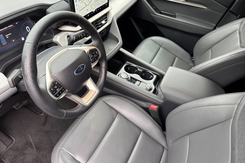Ford Explorer Vehicle Full-screen Gallery Image 09