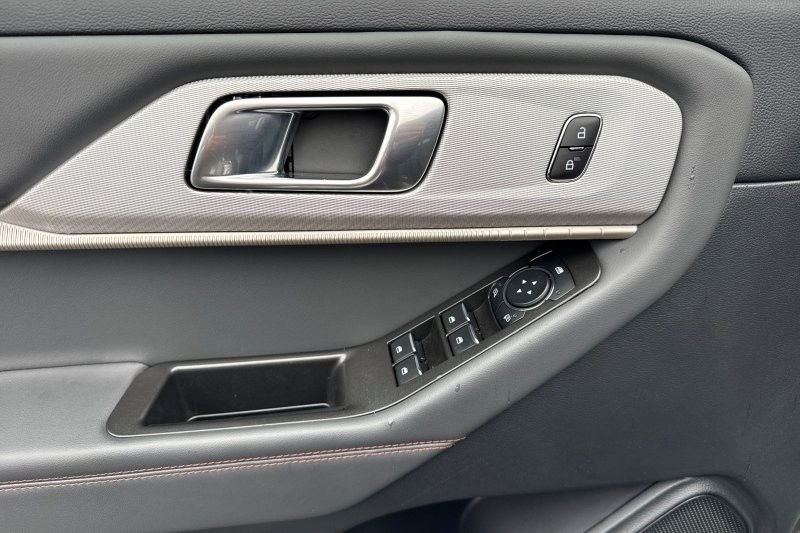 Ford Explorer Vehicle Full-screen Gallery Image 10
