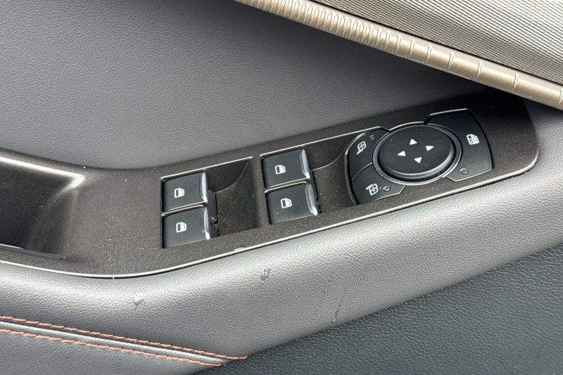Ford Explorer Vehicle Full-screen Gallery Image 11