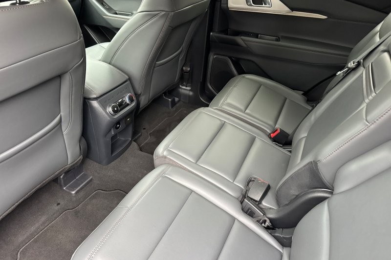Ford Explorer Vehicle Full-screen Gallery Image 13