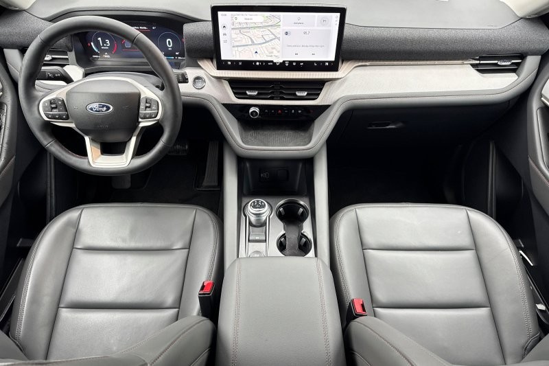 Ford Explorer Vehicle Full-screen Gallery Image 14