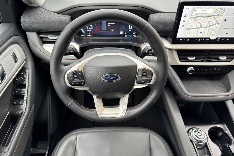 Ford Explorer Vehicle Full-screen Gallery Image 15