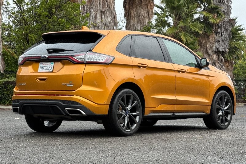 Ford Edge Vehicle Full-screen Gallery Image 03