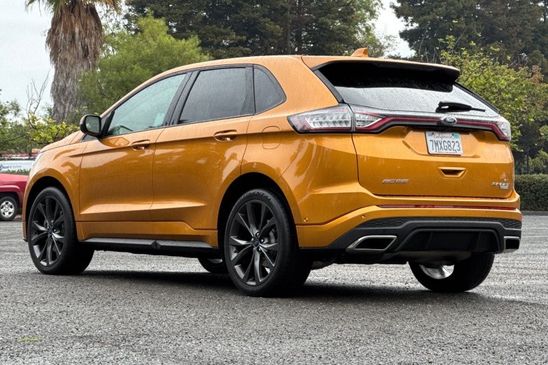 Ford Edge Vehicle Full-screen Gallery Image 05