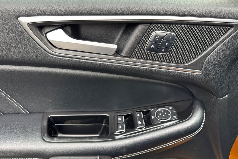 Ford Edge Vehicle Full-screen Gallery Image 10