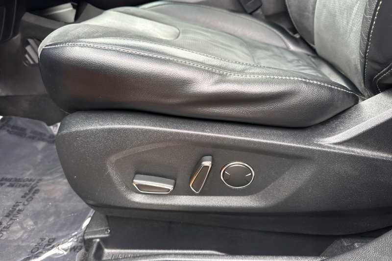 Ford Edge Vehicle Full-screen Gallery Image 12