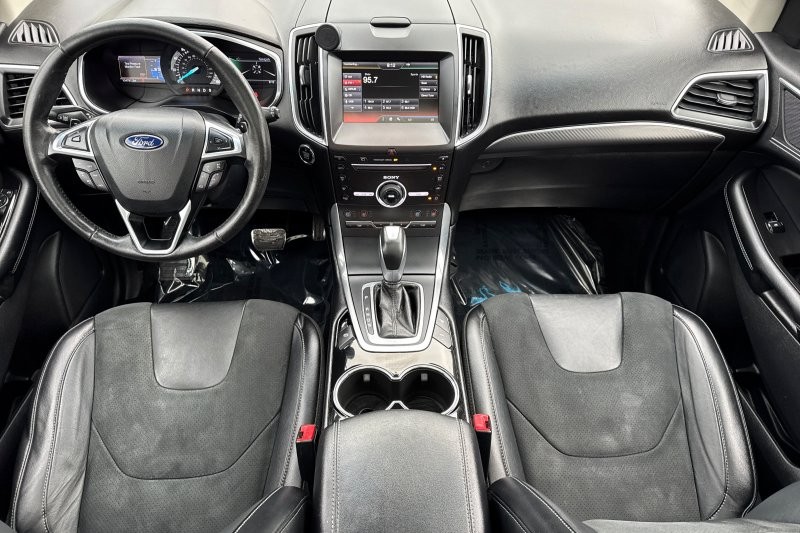 Ford Edge Vehicle Full-screen Gallery Image 14