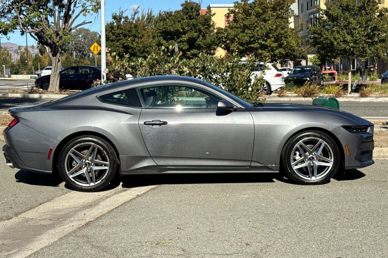 Ford Mustang Vehicle Full-screen Gallery Image 02