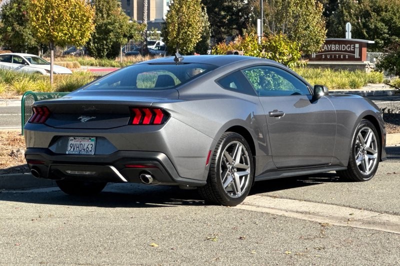 Ford Mustang Vehicle Full-screen Gallery Image 03