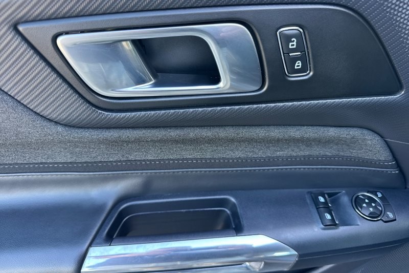 Ford Mustang Vehicle Full-screen Gallery Image 11