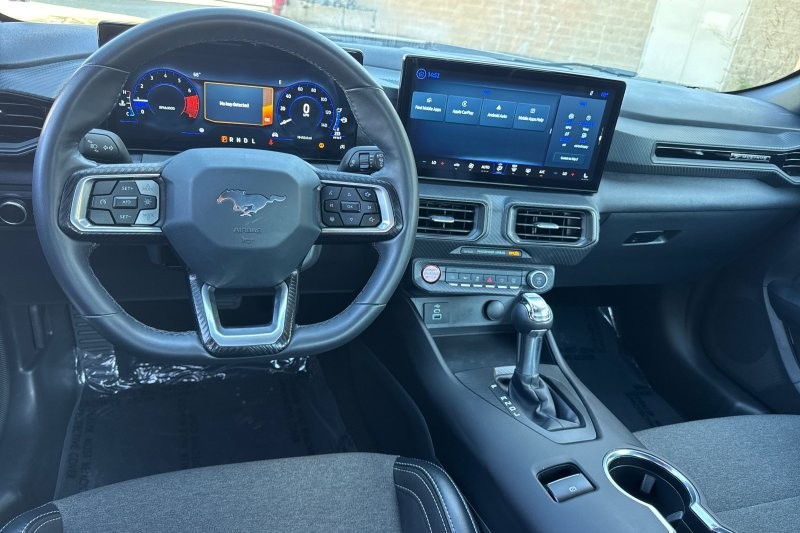 Ford Mustang Vehicle Full-screen Gallery Image 15