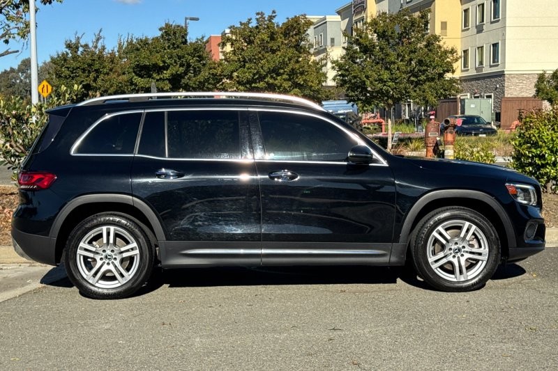 Mercedes-Benz GLB Vehicle Full-screen Gallery Image 02