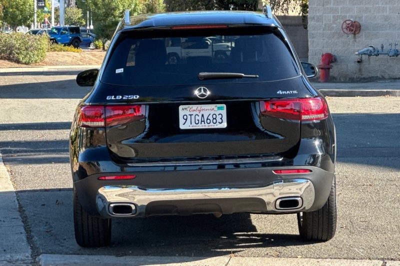 Mercedes-Benz GLB Vehicle Full-screen Gallery Image 04