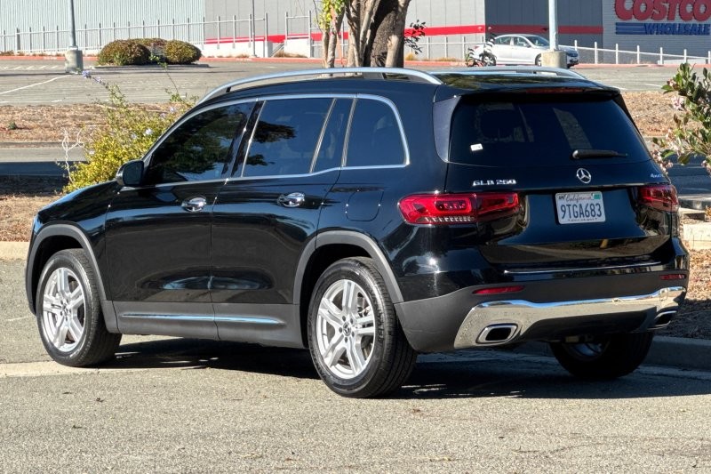 Mercedes-Benz GLB Vehicle Full-screen Gallery Image 05