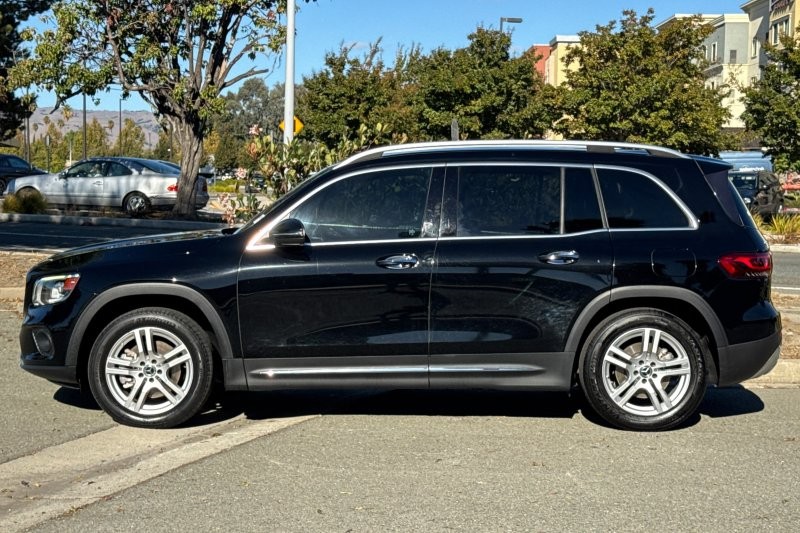 Mercedes-Benz GLB Vehicle Full-screen Gallery Image 07