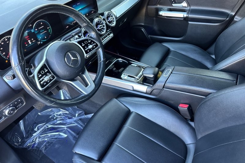 Mercedes-Benz GLB Vehicle Full-screen Gallery Image 10