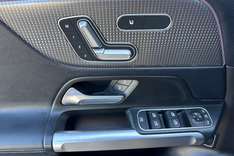 Mercedes-Benz GLB Vehicle Full-screen Gallery Image 11