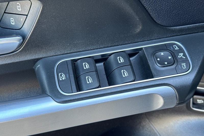 Mercedes-Benz GLB Vehicle Full-screen Gallery Image 12