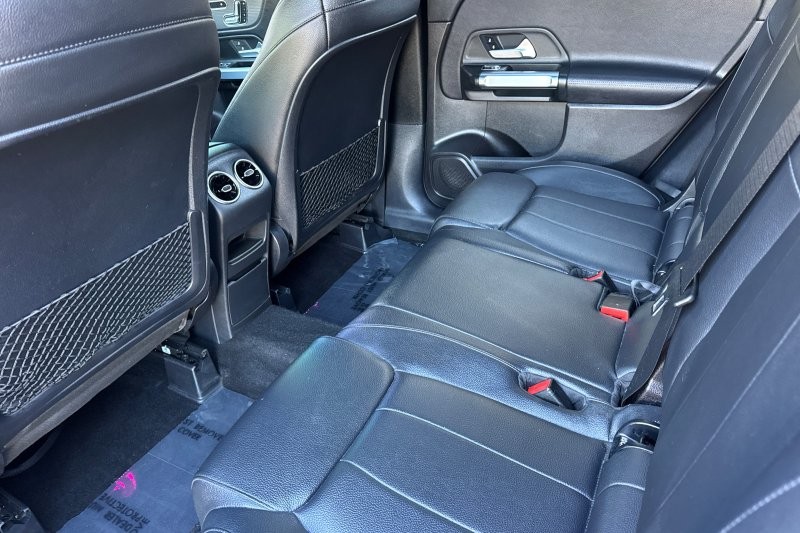 Mercedes-Benz GLB Vehicle Full-screen Gallery Image 14