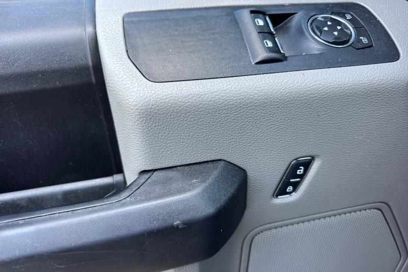 Ford F-150 Vehicle Full-screen Gallery Image 11