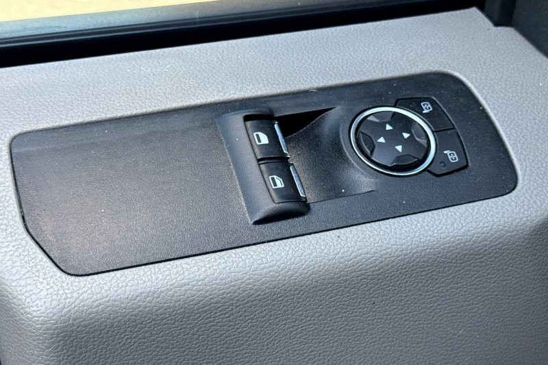 Ford F-150 Vehicle Full-screen Gallery Image 12