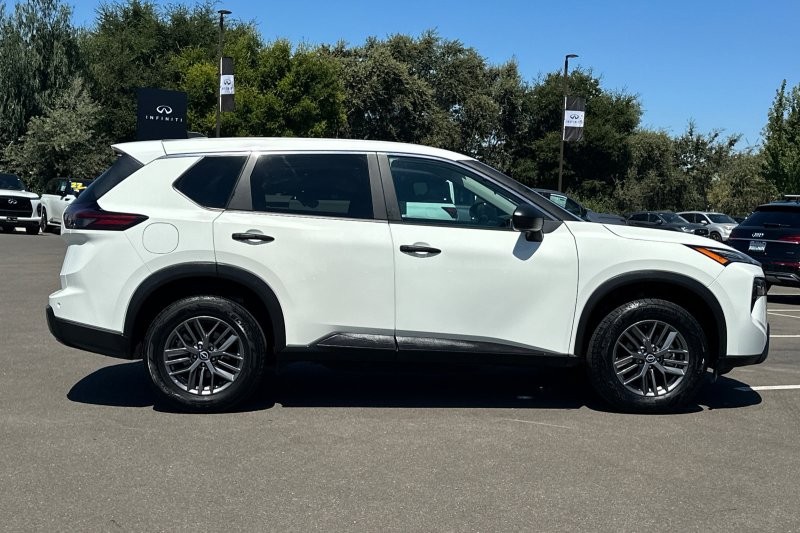 Nissan Rogue Vehicle Full-screen Gallery Image 03