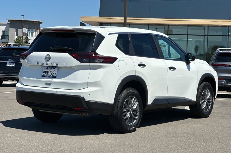 Nissan Rogue Vehicle Full-screen Gallery Image 04