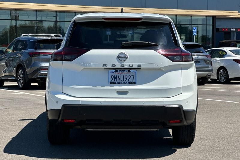 Nissan Rogue Vehicle Full-screen Gallery Image 05