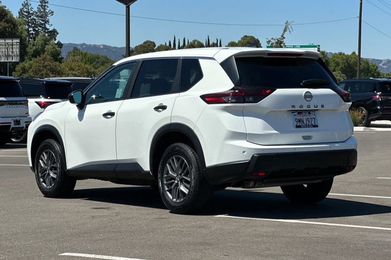 Nissan Rogue Vehicle Full-screen Gallery Image 06