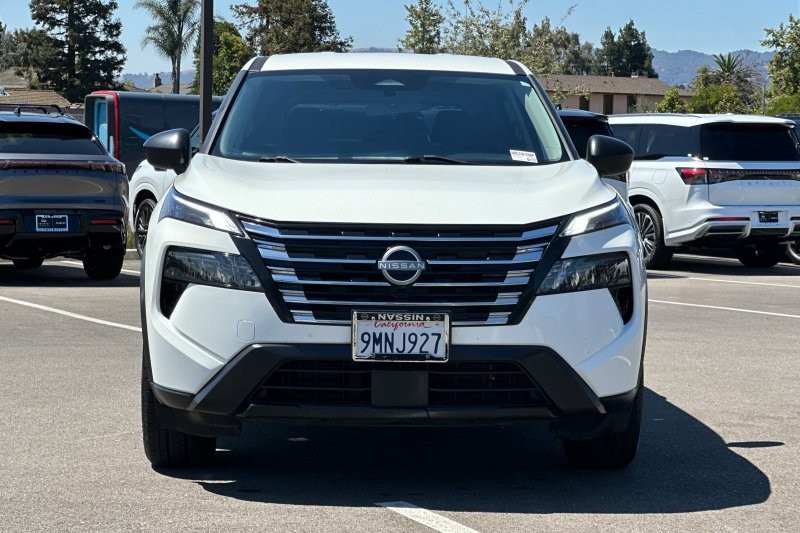 Nissan Rogue Vehicle Full-screen Gallery Image 09