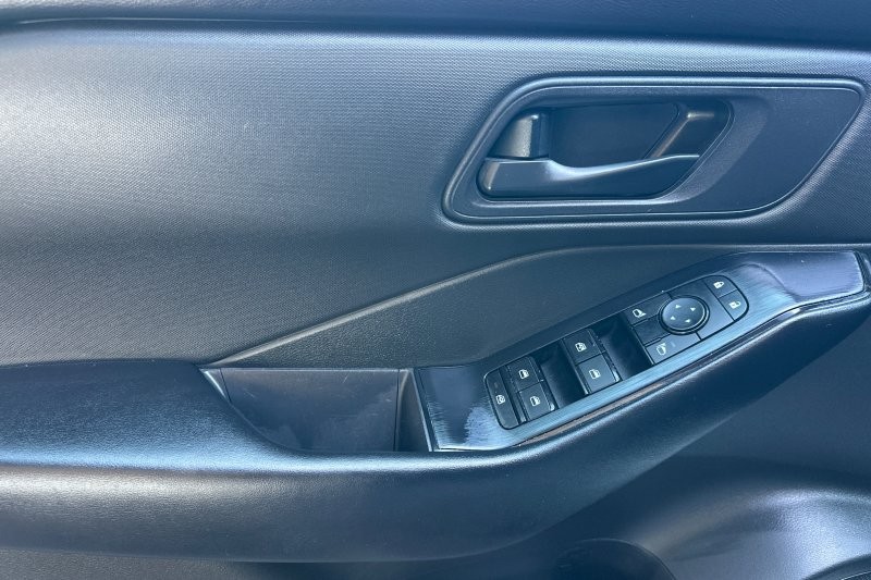 Nissan Rogue Vehicle Full-screen Gallery Image 12
