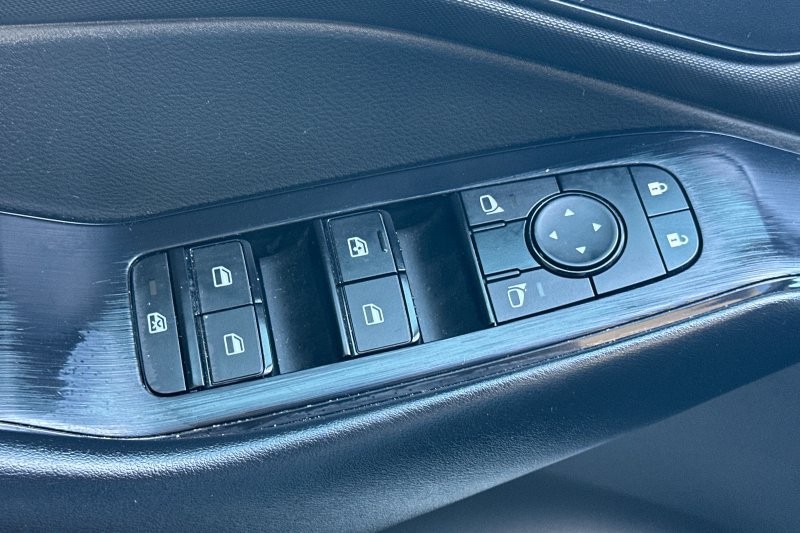 Nissan Rogue Vehicle Full-screen Gallery Image 13