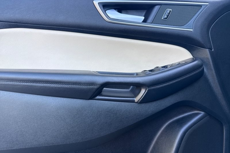 Ford Edge Vehicle Full-screen Gallery Image 11