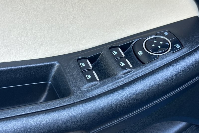 Ford Edge Vehicle Full-screen Gallery Image 12