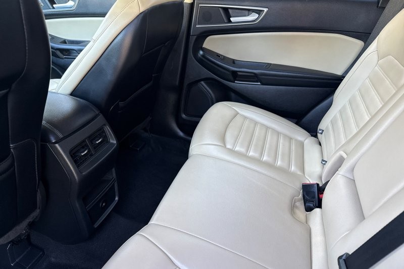 Ford Edge Vehicle Full-screen Gallery Image 14