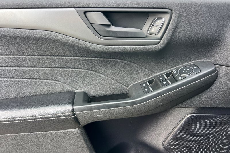 Ford Escape Vehicle Full-screen Gallery Image 11