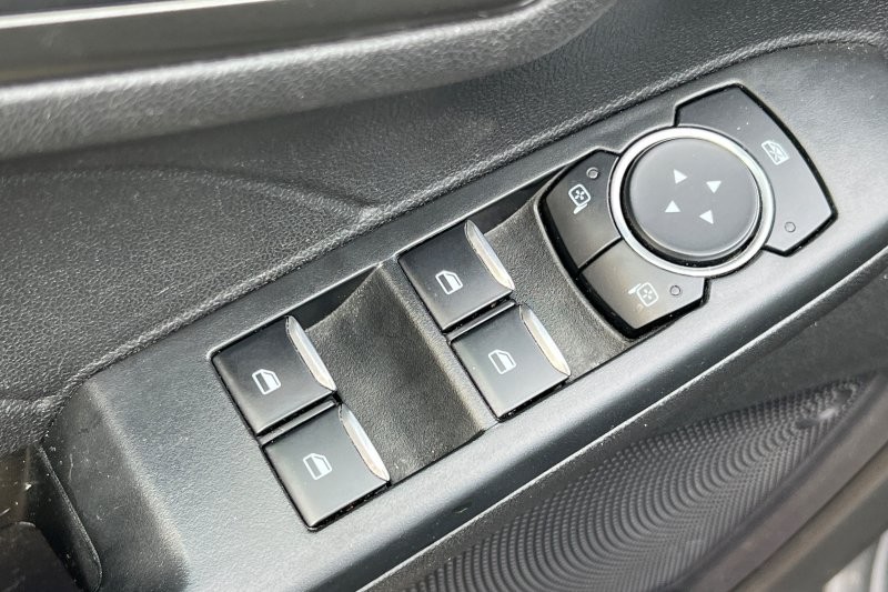 Ford Escape Vehicle Full-screen Gallery Image 12