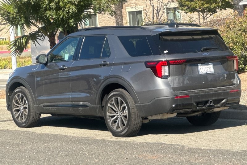 Ford Explorer Vehicle Full-screen Gallery Image 05