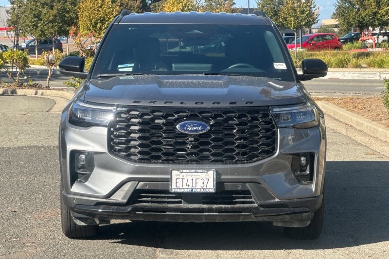 Ford Explorer Vehicle Full-screen Gallery Image 08