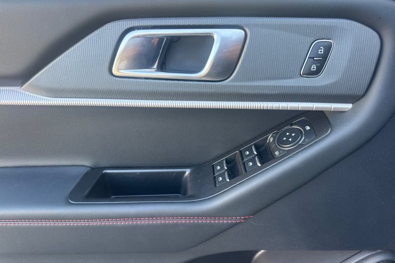 Ford Explorer Vehicle Full-screen Gallery Image 10
