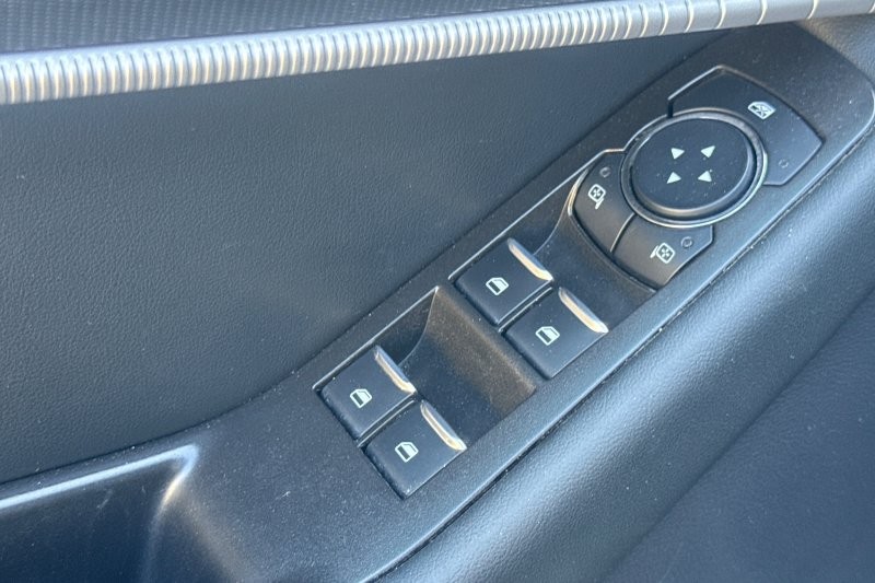 Ford Explorer Vehicle Full-screen Gallery Image 11
