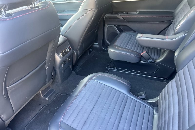 Ford Explorer Vehicle Full-screen Gallery Image 13